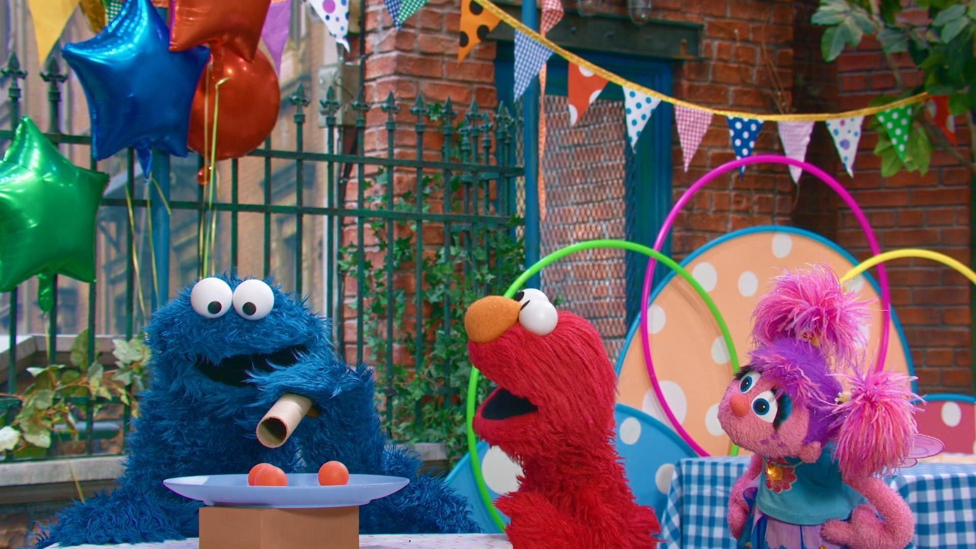 Welcome to Street Carnival Day! Cookie Monster is playing the Grover Game.