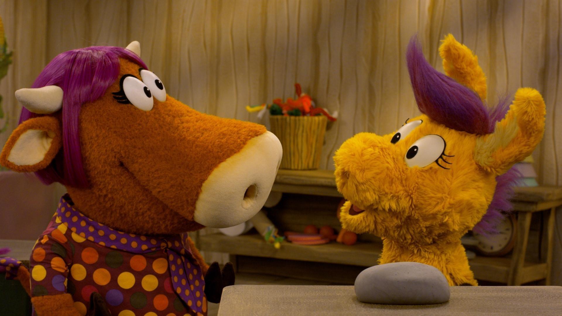 Harriett encourages Donkey using clay in art class./Can Donkey and Panda be kind to themselves?